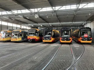 Tram- und Stadtbahnen stehen in einer Wagenhalle im Betriebshof der Verkehrsbetriebe Karlsruhe