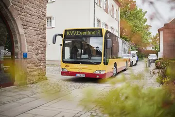 Das KVV-Eventmobil fährt durch eine schmale Straße