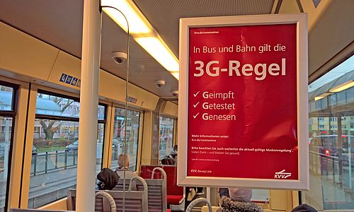 Rotes Plakat in einer Trambahn nit Hinweisen zur 3G-Regel im ÖPNV