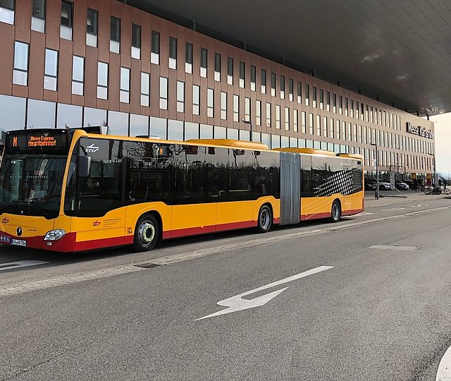 Ein KVV-Bus vor der Messe Karlsruhe.