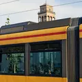 Eine KVV-Bahn fährt durch die Karslruher Innenstadt.