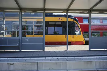 Eine Bahn steht am Bahnhof. 