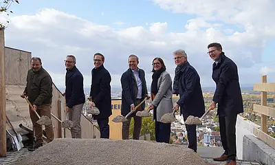 An der Aussichtsterrasse neben der Bergstation legten heute (von links nach rechts) Heiko Steigmüller (VBK-Projektleiter Turmbergbahn), Marcel Nussbaumer (Garaventa), Christian Höglmeier (technischer Geschäftsführer VBK), Raimund Haser (Staats-sekretär des Landes-Verkehrsministeriums), Alexandra Ries (Ortsvorsteherin Durlach), Dr. Frank Mentrup (Oberbürgermeister Stadt Karlsruhe) und Prof. Dr. Alexander Pischon (VBK-Geschäftsführer) den Grundstein für die Neugestaltung der Turmbergbahn. 
