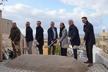 An der Aussichtsterrasse neben der Bergstation legten heute (von links nach rechts) Heiko Steigmüller (VBK-Projektleiter Turmbergbahn), Marcel Nussbaumer (Garaventa), Christian Höglmeier (technischer Geschäftsführer VBK), Raimund Haser (Staats-sekretär des Landes-Verkehrsministeriums), Alexandra Ries (Ortsvorsteherin Durlach), Dr. Frank Mentrup (Oberbürgermeister Stadt Karlsruhe) und Prof. Dr. Alexander Pischon (VBK-Geschäftsführer) den Grundstein für die Neugestaltung der Turmbergbahn. 