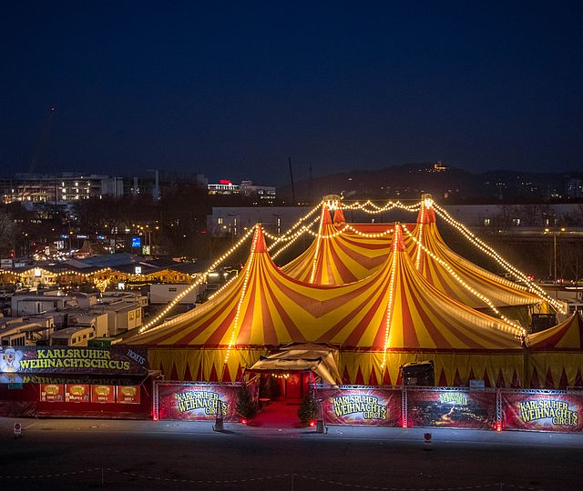 beleuchtetes Circuszelt