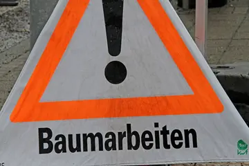 Ein Warnschild, das auf Baumfällarbeiten hinweist