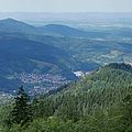Panorama über Berge des Schwarzwaldes an einem sonnigen Tag.
