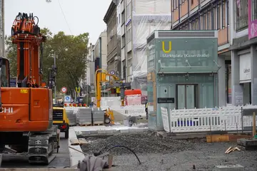 Das Mundhaus des Aufzuges für die Haltestelle Marktplatz Kaiserstraße. Daneben finden bauarbeiten für die Umgestaltung der Kaiserstraße statt. Zu sehen sind das aktuelle Baufeld und Baumaschinen.