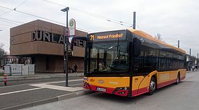 Ein Bus der Linie 71 steht in der Haltestelle am Durlacher Tor.