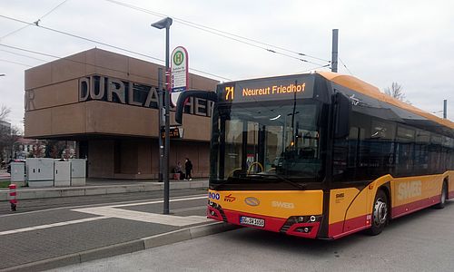 Ein Bus der Linie 71 steht in der Haltestelle am Durlacher Tor.