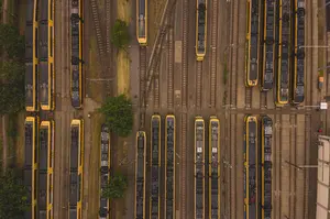 Drohnen Luftafnahme von Bahnen auf Gleisen