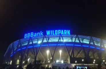 Der BBBank Wildpark bei Nacht mit dem blau leuchtenden Stadionnamen