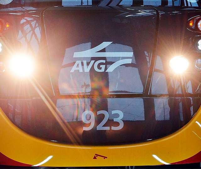 Eine symmetrische Frontansicht einer Bahn der AVG mit eingeschalteten Lichtern.