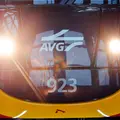 Eine symmetrische Frontansicht einer Bahn der AVG mit eingeschalteten Lichtern.