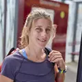 Blonde Dame mit Pferdeschwanz lächelt in die Kamera