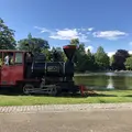 Die Schlossgartenbahn fährt an einem sonnigen Tag durch den Schlossgarten.