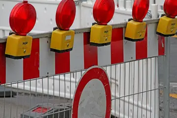 Absperrung an einer Baustelle mit roten Warnleuchten