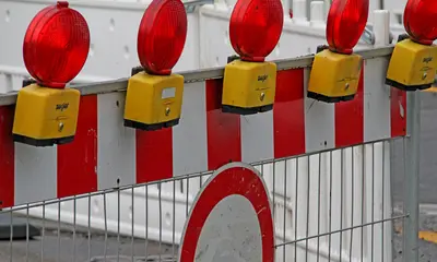 Absperrung an einer Baustelle mit roten Warnleuchten