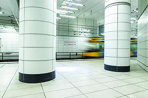 Das Foto zeigt die Haltestelle Durlacher Tor/KIT im Karlsruher Stadtbahntunnel. Eine Trambahn fährt in die Haltestelle ein.