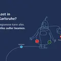 Weiße One-Line-Art Illustration eines Alien auf dunkelblauem Hintergrund. Folgender Hinweis ist zu sehen: Lost in Karlsruhe? regiomove kann alles. Alles außer beamen.