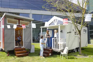 Ein Tiny House auf dem Außengelände der Messe Karlsruhe