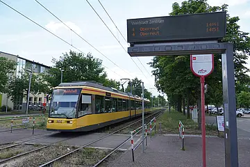 Eine Bahn der Tramlinie 4 fährt in die Haltestelle "Waldstadt Zentrum" ein.