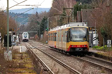 AVG-Stadtbahn der Linie S5 steht an der Haltestelle.