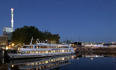 MS Karlsruhe-Schiff auf dem Rhein am Hafen mit vielen Menschen am Steg.