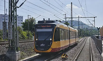AVG-Stadtbahn fährt auf Gleisen.