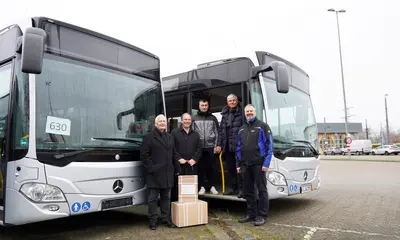 Das Foto zeigt die Übergabe der Busse an die Hilfsorganisation "Rosinen Initiative" im Rahmen eines Pressegesprächs auf dem Betriebshof der Verkehrsbetriebe Karlsruhe. Vor den Bussen stehen (von links nach rechts) Stadtrat Lüppo Cramer, Tobias Kröger (Hauptamtsleiter der Stadt Karlsruhe), Andriy Mayak und Vladimir Skripnik („Rosinen Initiative“) sowie Frank Berger (Leiter Fuhrparkverwaltung VBK). 