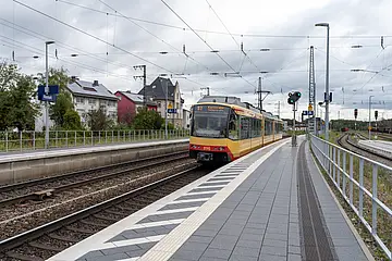 AVG-Stadtbahn fährt in den Rastatter Bahnhof ein.