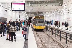 Bahn steht am Bahnsteig des Stadtbahntunnels Karlsruhe