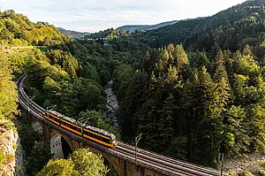 Eine Stadtbahn der Altal-Verkehrs-gesellschaft überquert die Tennetschlucht im Murgtal