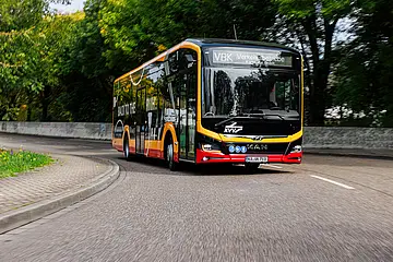 VBK-Bus fährt auf der Straße.