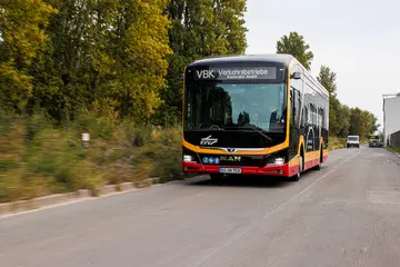 VBK-Bus fährt auf der Straße.