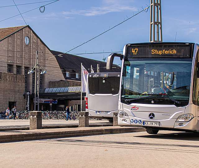 Bus vor dem Karlsruher Hauptbahnhof