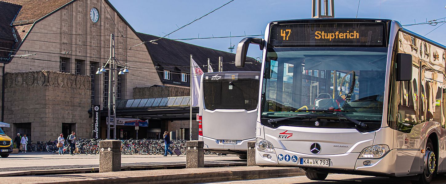 Bus vor dem Karlsruher Hauptbahnhof