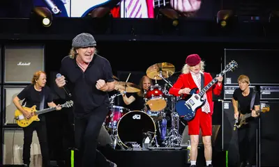 Das Foto zeigt die Band AC/DC auf einer Konzertbühne.
