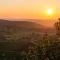 Wunderschöner Sonnenuntergang über den Hügeln des Kraichgaus.