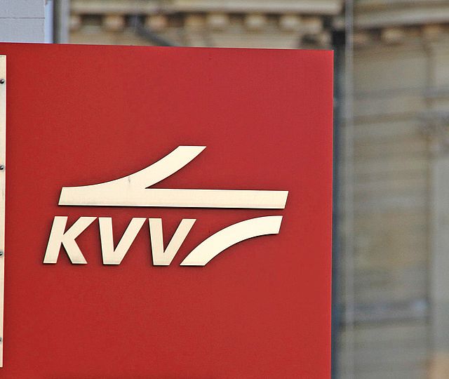 Ein rotes Schild mit dem KVV-Logo.