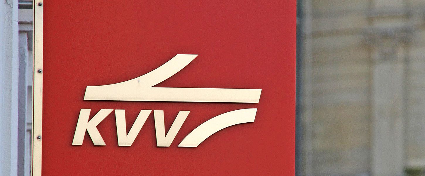 Ein rotes Schild mit dem KVV-Logo.