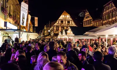 Brettener Weinmarkt bei Nacht.