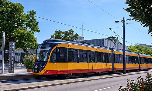 Eine Stadtbahn der AVG fährt durch die Innenstadt von Heilbronn