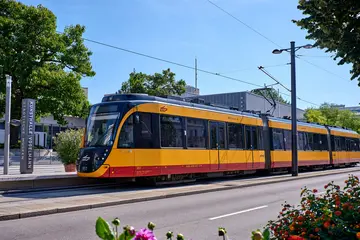 Eine Stadtbahn der AVG fährt durch die Innenstadt von Heilbronn