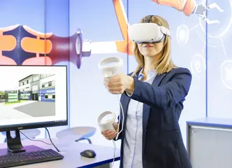 Eine Frau steht an einem Messe-Stand der "Learntec" und trägt eine VR-Brille