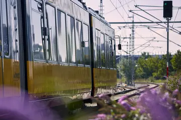 Das Foto zeigt von der Seite eine AVG-Stadtbahn im Bereich Heilbronn