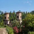 Die Türme der Klosterruine Frauenalb an einem sonnigen Tag.