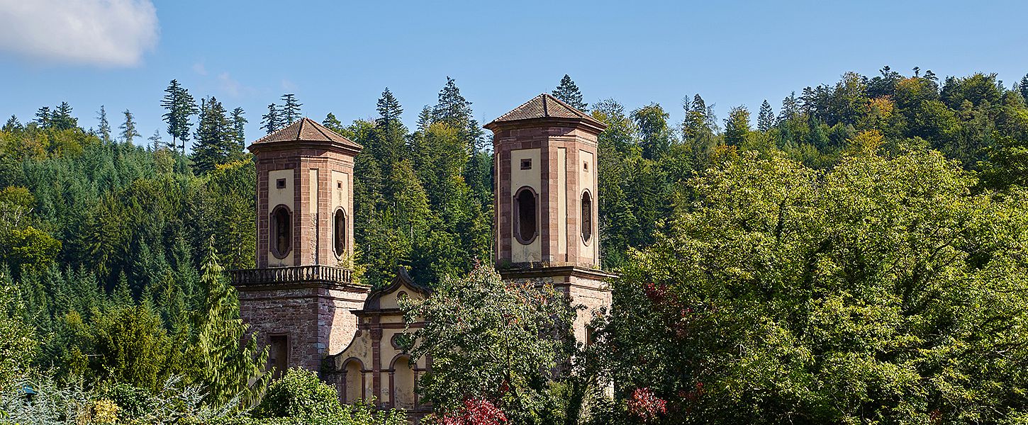 Die Türme der Klosterruine Frauenalb an einem sonnigen Tag.