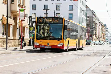 VBK-Bus hält an der Haltestelle am Kolpingplatz.