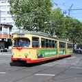 Eine alte Tram fährt durch Karlsruhe.